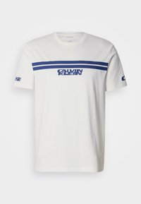 Bela bombažna majica s modrimi vodoravnimi črtami in logotipom "Calvin Klein" z odebeljenim tiskom na sprednji strani in levi rokav.