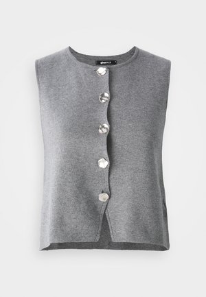 Grijze mouwloze cardigan van zacht gebreid stof, met een ronde halslijn en zes hexagonale zilveren knoppen aan de voorkant.
