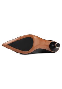 Escarpin noir à bout pointu avec une semelle marron et un talon arrondi. Texture lisse avec un branding minimal.