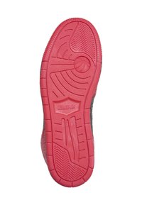 Gummisåle til joggesko i rødt, med teksturert grep og mønster for godt feste. Ewing-logo preget nær hælen. Grå sidepanel med design.