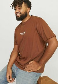 Jack & Jones JORVESTERBRO TEE CREW NECK - T-shirts print - brown