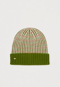 Bonnet tricoté en vert, arborant un motif rayé rose et vert. Texture côtelée au niveau de l'ourlet, avec un petit détail de logo en or.