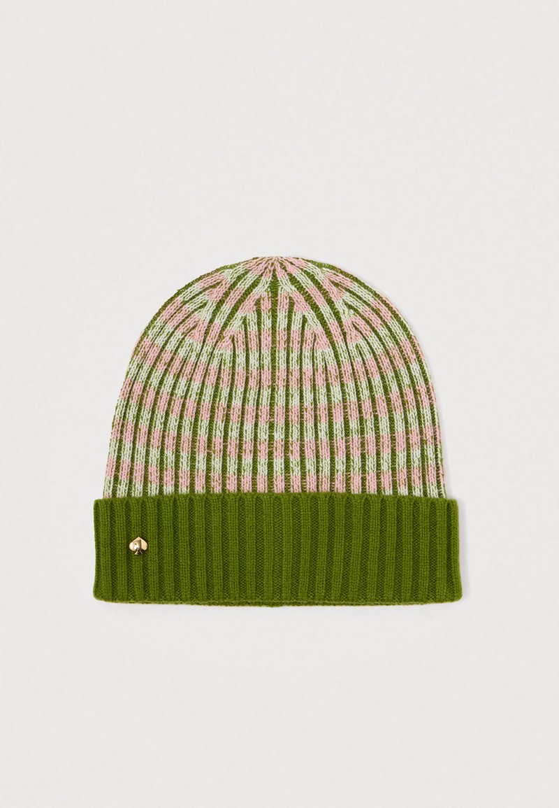 Bonnet tricoté en vert, arborant un motif rayé rose et vert. Texture côtelée au niveau de l'ourlet, avec un petit détail de logo en or.