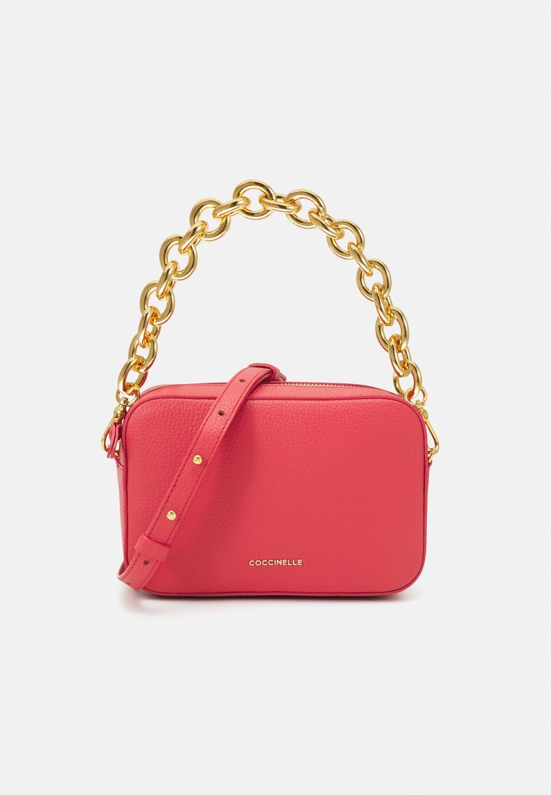 Rechteckige rote Lederhandtasche mit goldener Kettenhenkel, verstellbarem Schulterriemen und kleinem goldenen Logo auf der Vorderseite vor einem weißen Hintergrund.