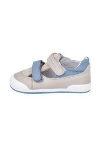 Zapatilla de cuero gris claro con un acento azul, correa de velcro, puntera texturizada y suela de goma blanca. El diseño bajo ofrece transpirabilidad.