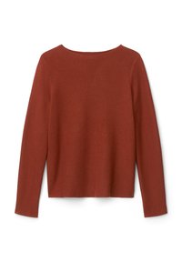 Pullover in Rostfarbe mit Rundhalsausschnitt, langen Ärmeln und lockerem Schnitt, mit strukturiertem Muster und kleinem Logo-Detail am Saum.