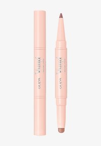 Prodotto labbra con doppia estremità in un astuccio rosa; un'estremità contiene una punta a matita, l'altra un applicatore cremoso in una tonalità nude.