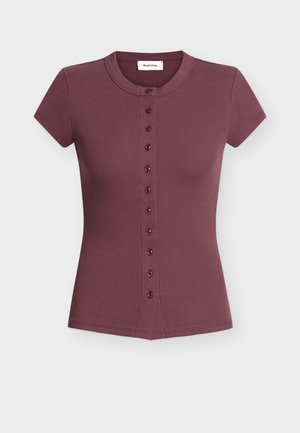 Krótki rękaw, prążkowany, dopasowany top z guzikami z przodu w kolorze mauve, z okrągłym dekoltem i małą zawieszką na kołnierzu z napisem Modström.