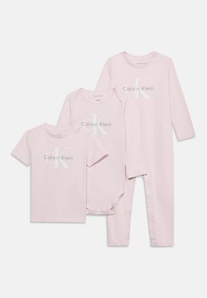 Tri svetloružové detské oblečenie Calvin Klein zahŕňajú krátkorysý tričko, dlhý rukáv body a dlhý rukáv nepodšité nohavice.