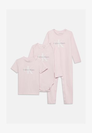 Tre lyserøde Calvin Klein babybeklædningsdele inkluderer en kortærmet skjorte, en langærmet bodysuit og en langærmet romper uden fødder.