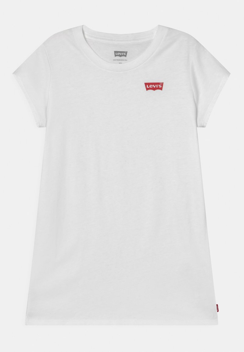 Camiseta blanca de manga corta hecha de algodón. Cuenta con un escote redondo y un parche del logo rojo de Levi's en el pecho. Corte recto.