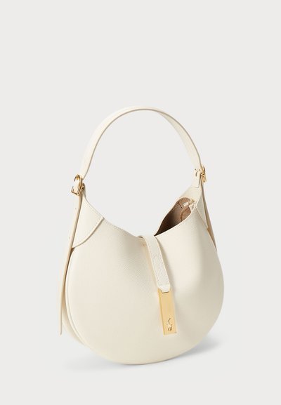 Λευκή δερμάτινη τσάντα ώμου με στρογγυλή μορφή, επίπεδο πάτο και χρυσό μεταλλικό λεπτομέρεια. Διαθέτει μια μόνο θήκη και υφή στην επιφάνειά της.