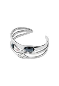 Pulsera de manilla de plata con un diseño ondulado, con tres piedras preciosas: una grande de color azul oscuro y dos más pequeñas, una clara y otra rosa. Textura suave.