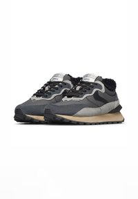 Sneakers grigi e neri realizzati con una combinazione di materiali in suede e nylon. Presentano una suola texturizzata, lacci neri e un rivestimento interno morbido.