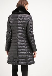 Taifun Abrigo de invierno - black