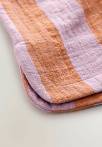 Levendula és terrakotta csíkos lenvászon, texturált felülettel. Az élek szépen összehajtva, látható varrással.