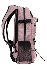 Zaino con motivo a zigzag rosso e nero, dotato di spallacci regolabili, fibbie frontali, tasca in rete e chiusura con zip; forma rettangolare.