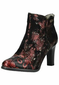 Botines con una parte superior texturizada negra, acentos en rojo y metálico, punta afilada y tacón medio. Costuras detalladas visibles.
