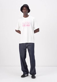 adidas Originals GRAPHIC TEE UNISEX - Marškinėliai su spaudiniu - white