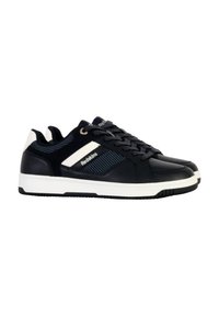 Zapatillas deportivas negras con parte superior de cuero suave y textil, que presentan una franja de acento blanca y detalles azules, puntera redonda y diseño de cordones.