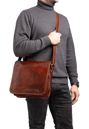 Bruine leren schoudertas met een gladde textuur, klepafsluiting en schouderriem. Heeft een rijke kleur en stikseldetails.