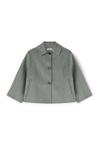 Giacca grigia in misto lana con colletto, chiusura frontale con bottoni, due tasche laterali e maniche leggermente accorciate. Texture morbida e design minimalista.