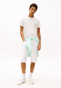 Tommy Jeans SLIM BUBBLE PRINT TEE - Print T-shirt - ancient white