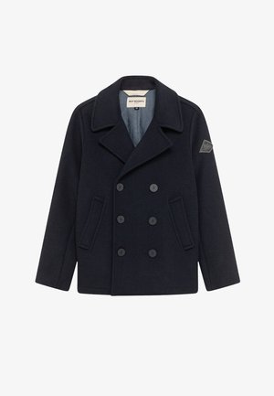 Cappotto peacoat in lana blu navy con chiusura doppiopetto, ampie revers, due tasche laterali e una patch con logo sulla manica sinistra.
