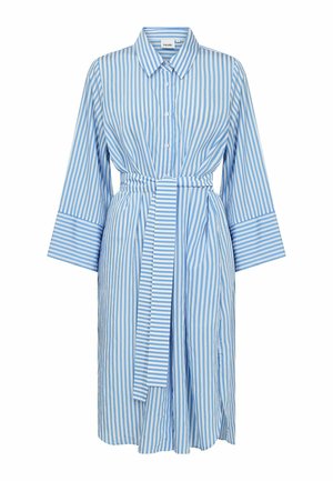 Modra in bela srajčna obleka z dolgimi rokavi, gumbi spredaj, pasom za zavezovanje in širokimi manšetami, izdelana iz lahkega blaga.