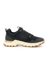 Zapatilla deportiva negra con parte superior texturizada, diseño con cordones, acentos en color marrón, suela de goma gruesa y una lengüeta en el talón.