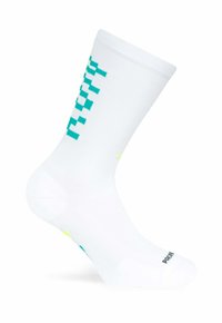 Vit sportstrumpa med en turkos pixelmönster längs sidan, med gula detaljer vid hälen och en strukturerad yta.