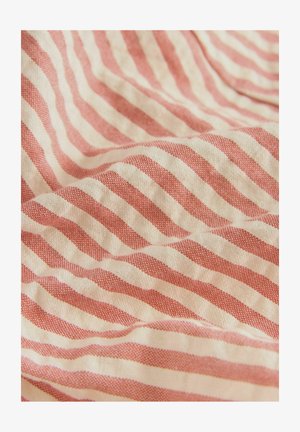 Prugasta tkanina s izmjeničnim crvenim i off-white linijama, s teksturiranim tkivom koje stvara suptilan dimenzionalni efekt.