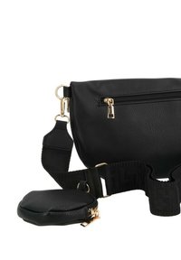 Borsa a tracolla in pelle nera texturizzata con una tasca con zip dorata, una piccola pochette removibile e una tracolla regolabile intrecciata con accenti a motivo.