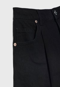 Pantaloni neri plissettati in materiale denim, con una tasca frontale, bottoni in metallo argentato e una texture liscia.