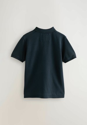 Mörkblå polo t-shirt med korta ärmar, ribbad krage, slät textur, med en liten bakpatch och inga synliga mönster eller accenter.
