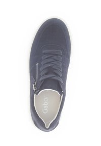 Marineblauwe suède sneaker met ronde neus, vetersluiting en zijkleursluiting. Witte rubberen zool en tonale stiksels. Binnenin zichtbare merklogo.