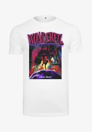 Witte T-shirt met korte mouwen met een kleurrijke grafische print met "WONDERFUL" in vetgedrukte roze tekst en een geïllustreerde kosmische scène.