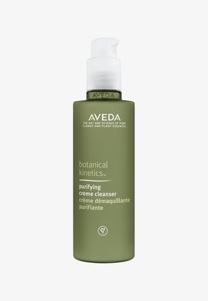 Aveda Botanical Kinetics Purifying Crème Cleanser w butelce w kształcie cylindra w ciemnozielonym kolorze z białym napisem i dozownikiem pompki.