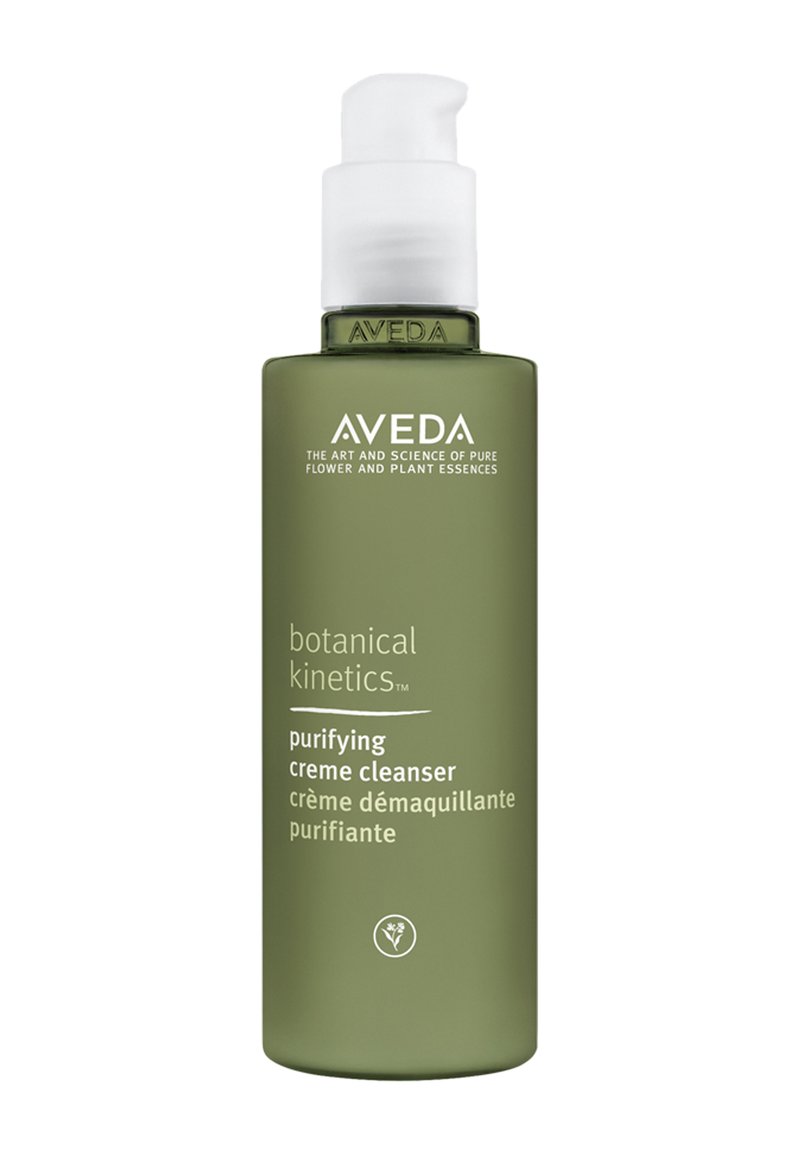 Aveda Botanical Kinetics Purifying Crème Cleanser i en cylindrisk mörkgrön flaska med vit text och en pumpdispenser.