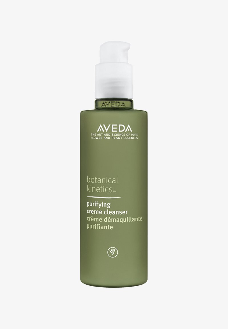 Aveda Botanical Kinetics Purifying Crème Cleanser in een cilindrische donkergroene fles met witte tekst en een pompd dispenser.