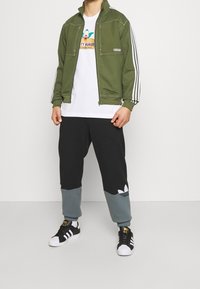adidas Originals Chaqueta de entrenamiento - brown