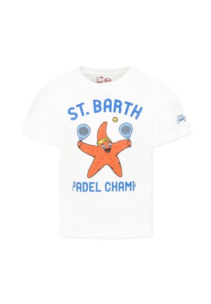 T-shirt bianca in cotone con un colorato pesce stelle dei cartoni animati che tiene delle racchette da tennis e la scritta "ST. BARTH PADEL CHAMP" in blu e arancione.