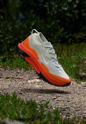 Nike ACG, ZEGAMA GTX - Обувки за бягане по пресечен терен - lt silver/summit white-safety orange-black