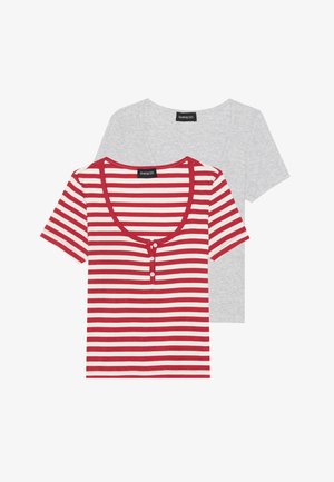 Twee t-shirts met korte mouwen: de ene in grijze stof, de andere met rood-witte strepen, met een ronde hals en drie knopen.