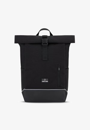 Sort roll-top rygsæk med justerbar strop, lynlåslomme på siden, glat overflade og en vandtæt bund med reflekterende detaljer.