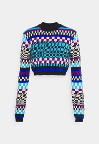 Krótki sweter z dzianinowym wzorem w geometryczne kształty w kolorach niebieskim, czarnym, fioletowym i białym, z długimi rękawami i czarnym prążkowanym kołnierzem.