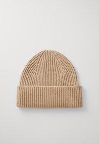 Lichtbruine gebreide beanie-muts met verticale ribbels. Heeft een brede opgerolde rand en een afgeronde bovenkant met subtiele stikdetails.
