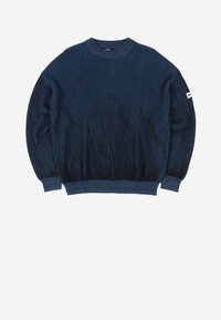 Vyriškas ilgomis rankovėmis megztinis su mėlynomis ir juodomis vertikaliomis juostelėmis, raukšlėtais rankogaliais ir hemu, su apvalia iškirpte, išdėstytas plokščiai ant balto fono.