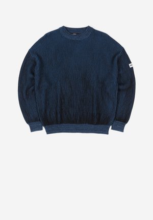 Moška pulover s dolgimi rokavi, z modrimi in črnimi navpičnimi črtami, z rebrastimi zapestji in robom ter okroglo izrezom, položen na belem ozadju.