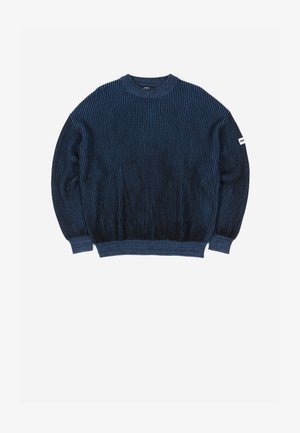 Férfi hosszú ujjú pulóver kék és fekete függőleges csíkokkal, bordás mandzsettákkal és aljjal, valamint kerek nyakkivágással, fehér háttéren leterítve.